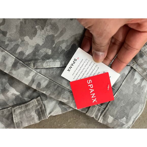 SPANX - Cropped Twill Cargo Pants / Army Fatigue / S / NWT - Picture 6 of 9